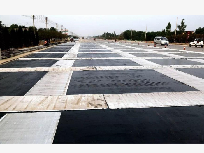 抗 裂 貼（路面白改黑）施工現(xiàn)場(chǎng)